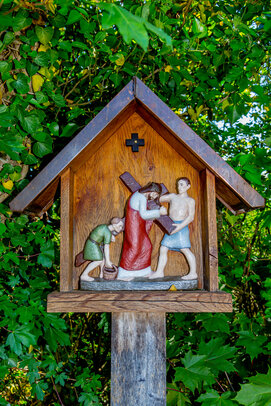 Thumbnail: 02 Jesus nimmt das Kreuz auf seine Schultern _JA 32132 Kreuzweg im neuen Friedhof Hohenried.jpg